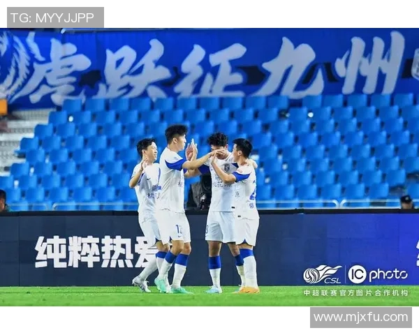 谢鹏飞精彩抽射助力武汉三镇赢得关键比赛展现出色个人能力与团队协作