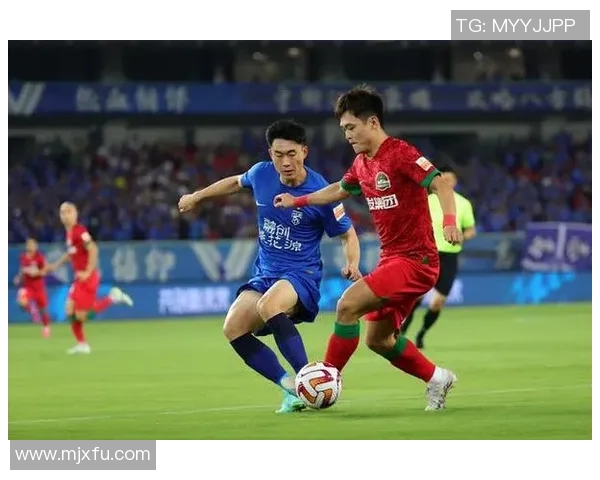 邓涵文与玉昆携手征战亚冠赛场展现中国足球新风貌 邓涵文与玉昆携手征战亚冠赛场展现中国足球新风貌