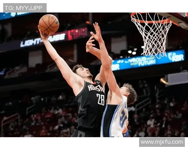 蒋圣龙精彩抢断助力球队逆转胜利展现出色防守能力