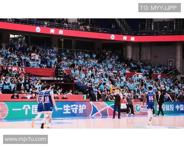 哈尔滨少年CBA城市赛决赛激烈角逐，观众欢呼连连